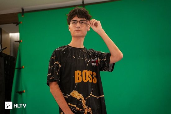 关于电竞选手天价转会费曝光，某战队豪掷千万签约明星选手的信息