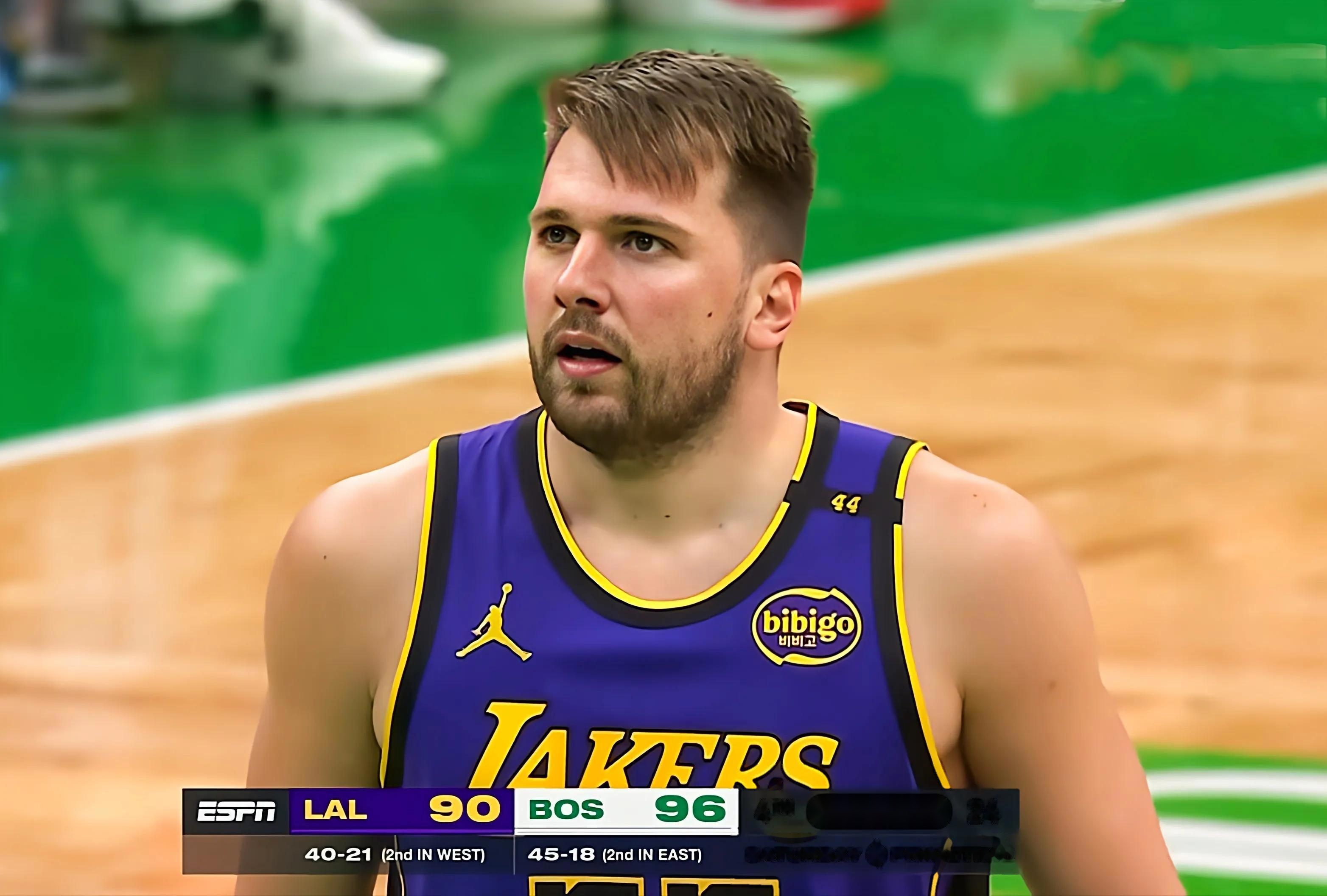 包含NBA最新战报：湖人险胜勇士的词条