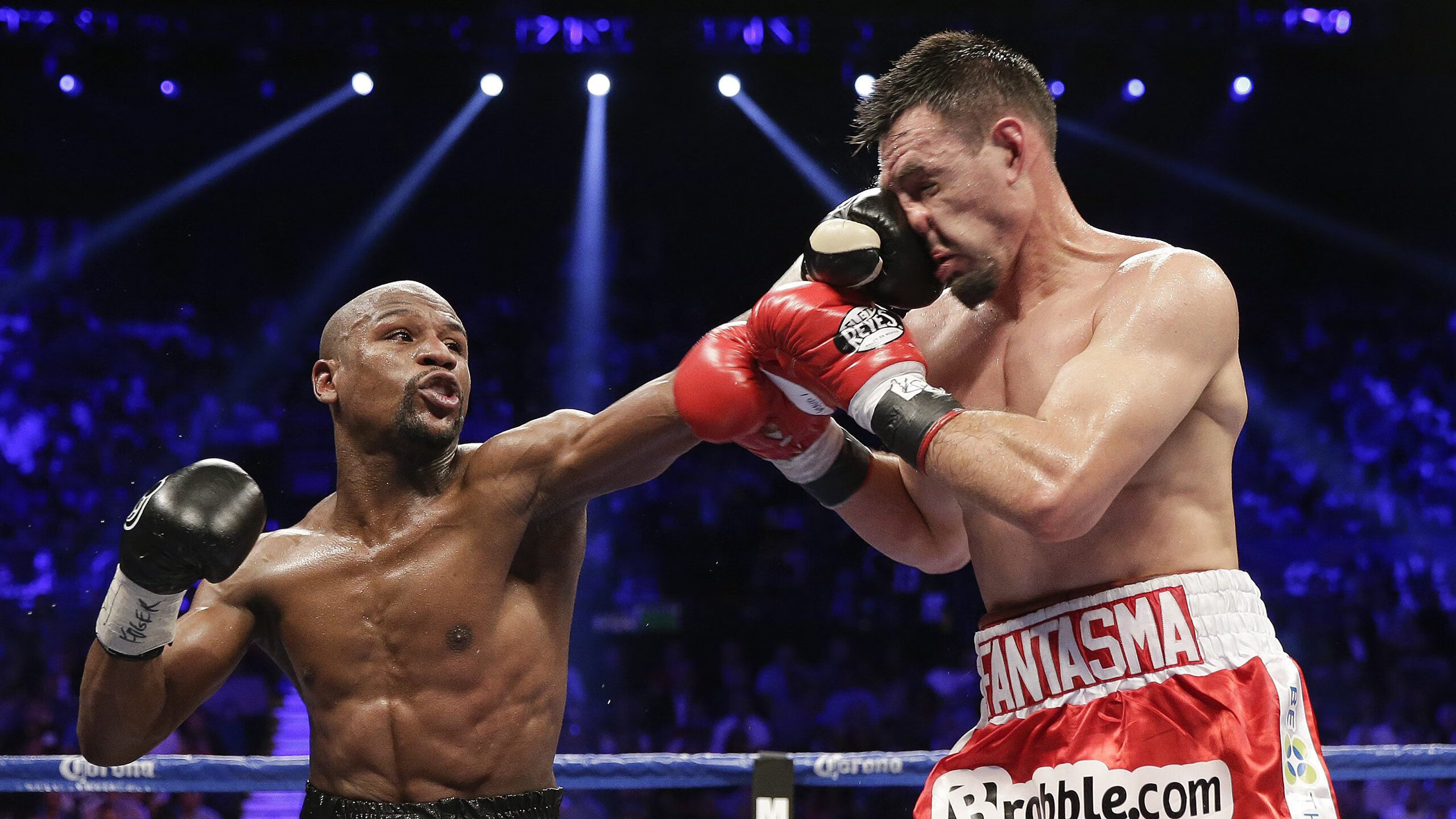 伊朗队门将费尔南德斯在巴黎奥运会上展现出高水平的扑救能力，伊朗菲尔兹奖得主